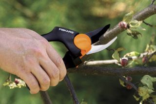 Fiskars PowerGear Hand Held Tree Garden Shrub Bypass Pruner 3X Easy 