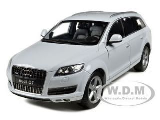 AUDI Q7 WHITE 118 DIECAST MODEL CAR BY WELLY 18032