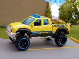 Hot Wheels yellow 10 Toyota Tundra 4X4 pick up loose 164 scale