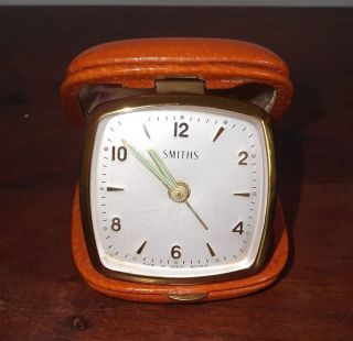 VINTAGE SMITHS TRAVEL ALARM CLOCK IN TAN LEATHER CASE