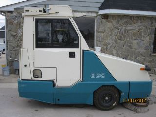   800 Industrial Ride on Diesel Sweeper w/Cab 137 hrs floor riding