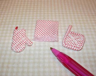 Miniature Hot Pad, Oven Mitt, Tea Towel Set (Red Dots) DOLLHOUSE 1/12 