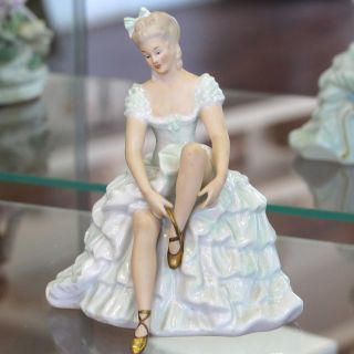 Wallendorf Ballerina Figurine   Excellent Condition   Putting on Shoe