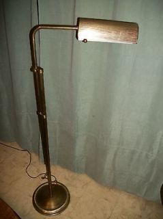 ANTIQUE BRASS FLOOR LAMP WITH SWIVEL ARM & ADJUSTABLE HEIGHT