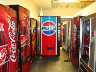 Vendo 475 Pepsi Soda Vending Machine 8 Selections 12 oz Cans & 16 oz 