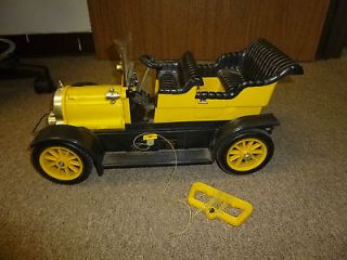 VINTAGE REMCO FLYING DUTCHMAN ANTIQUE CAR MOTORIZED BATTERY POWERED