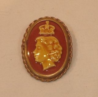   Queen Elizabeth II Pin BROOCH Dartmouth Pottery British Royalty 1953