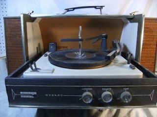 VINTAGE  SILVERTONE SOLID STATE STEREO PHONOGRAPH MODEL 6272 IN 