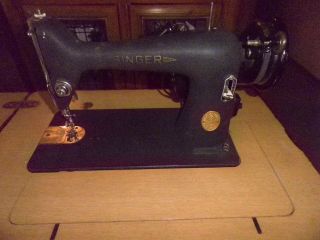 1940s SINGER Sewing Maching (#8Z68) in Fold Out Cabinet~Clean 