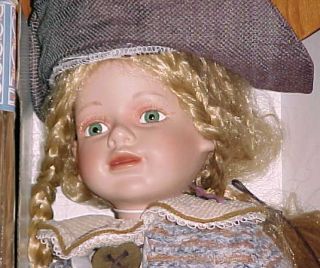   edition AMY no 731 of 5000. 18 porcelain doll in wonderful costume