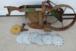 ANTIQUE TRACTOR ONE ROW PLANTER SEEDER W SEED PLATES 301B VINTAGE 
