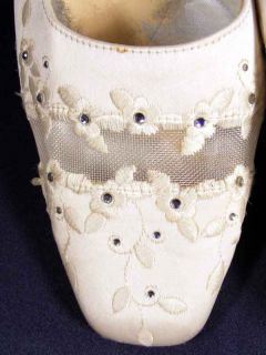 Valerie Stevens Cream Satin and Lace Slingback Sandals w Flower Womens 