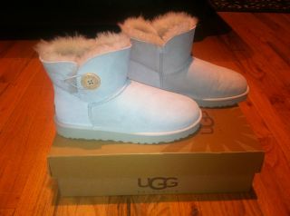 Womens UGG Mini Bailey Button Size 8 Brand New Never Worn in Box Free 