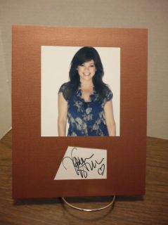 Valerie Bertinelli Autograph Hot in Cleveland Display Signed Signature 