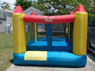 Bounce Round Inflatable Bouncer House 8 1 2 Ft x 8 1 2 Ft With Blower