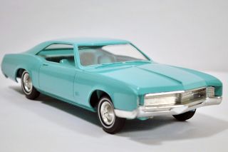   auctions 1967 buick riviera 2 door 1 25 plastic promo model
