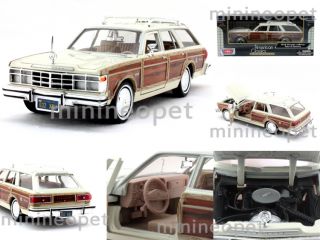 Motormax 73331 1979 79 Chrysler LeBaron Town and Country 1 24 Woody