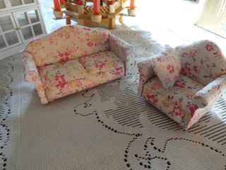 DOLLHOUSE MINATURE COUCH DIVAN AND DECORATIVE PILLOWS VERY CUTE