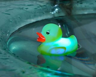 2pcs Baby Bath Fun LED Flashing Duck Dolphin Toy Rubber