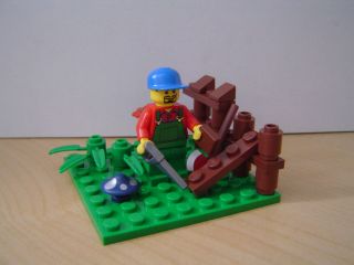 Lego CITY FARMER Repairing the Enclosure Vignette MINIFIG Axe Saw