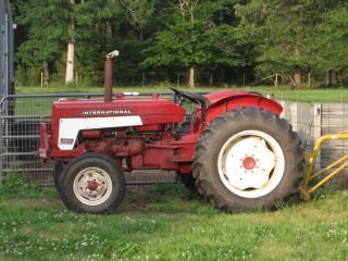  International 424 Utility Farm Tractor