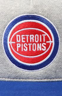 Mitchell & Ness The Detroit Pistons Heather Fleece 2T Snapback Cap in
