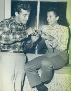 GAIL RUSSELL GUY MADISON EATING APPLES AT A PARTY CUTE PHOTO