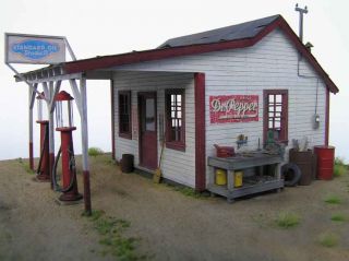2005 1930s Gas Station w Pumps by Evergreen Hill Designs O Scale Kit