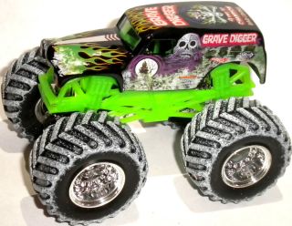 GRAVE DIGGER HOLIDAY SNOW TIRES + PAINT HOT WHEELS MONSTER JAM TRUCK 1