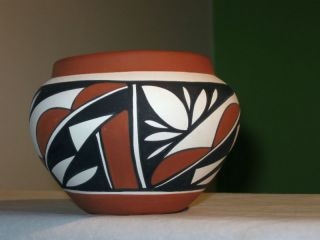 Eliz Olguin Native Indian Isleta Pueblo Pottery Pot