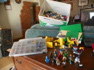 Large Lot of Over 1500 Legos Including Platforms People and Much More