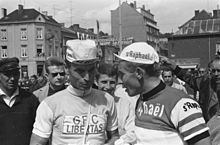 Anquetil (à droite) et Rik Van Looy discutent avant le départ de