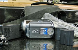 JVC EVERIO GZ MG37U 30GB HDD SD 32X Optical Zoom 2 Batteries Charger