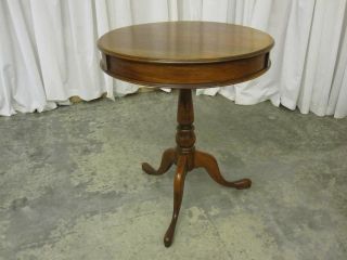 Antique Round King George II Style Tripod Table in Oak Great Condition