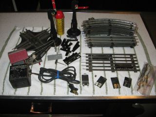 Group of Louis Marx Train Accessories 2 Tin Signals Crane Track 4 Way