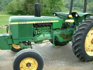 JOHN DEERE 2440 FARM TRACTOR, INDEPENDENT PTO, EXCELLENT CONDITION FOR