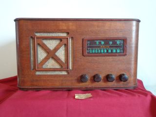 Antique Working 1940 Airline Short Band Wave Table Top Tubed Radio w