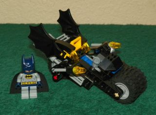LEGO 7886 BATMAN The Batman Batcycle w/ Batman Mini Figure