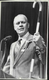 1972 REP GERALD FORD HOLDS UP WALKING CANE IN MIAMI BEACH FL WIRE