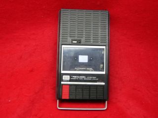   REALISTIC CTR 37 AC/BATTERY CASSETTE RECORDER with BUILT IN MIC