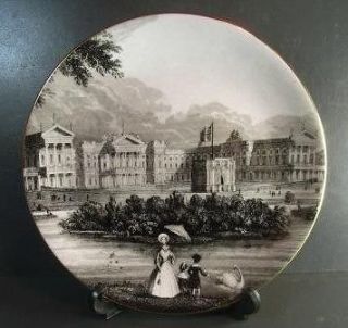 COLLECTOR PLATE   BUCKINGHAM PALACE FINE BONE CHINA VIEW FROM St JAMES