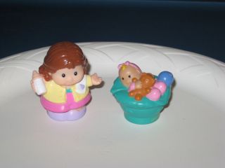 Fisher Price~Little People dollhouse Baby and Mommy