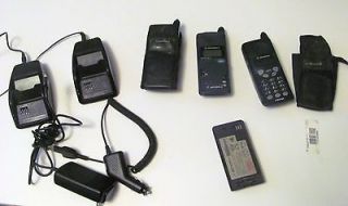 Lot of VINTAGE MOTOROLA MICROTAC & LIFESTYLE Cell Phones, chargers