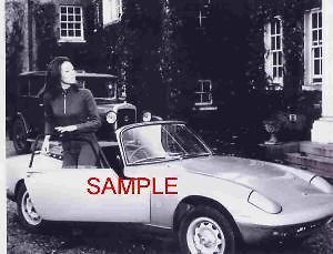 THE AVENGERS DIANA RIGG PHOTO GETTING OUT OF HER CAR