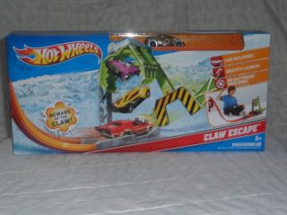 Brand New Hot Wheels Claw Escape Race Track Set Power Launcher Car